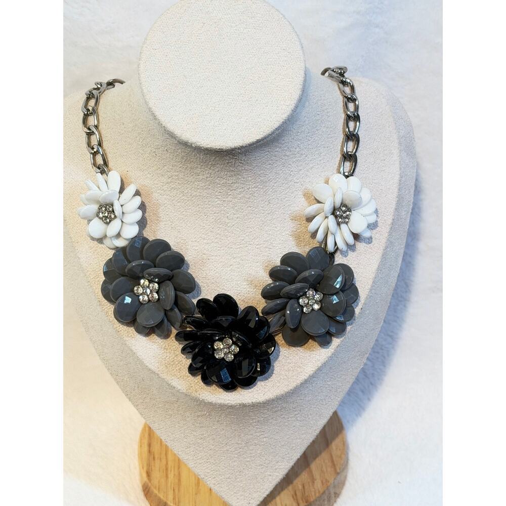 Black/Gray/Wht  Layered Floral Statement Necklace – 9" Drop
